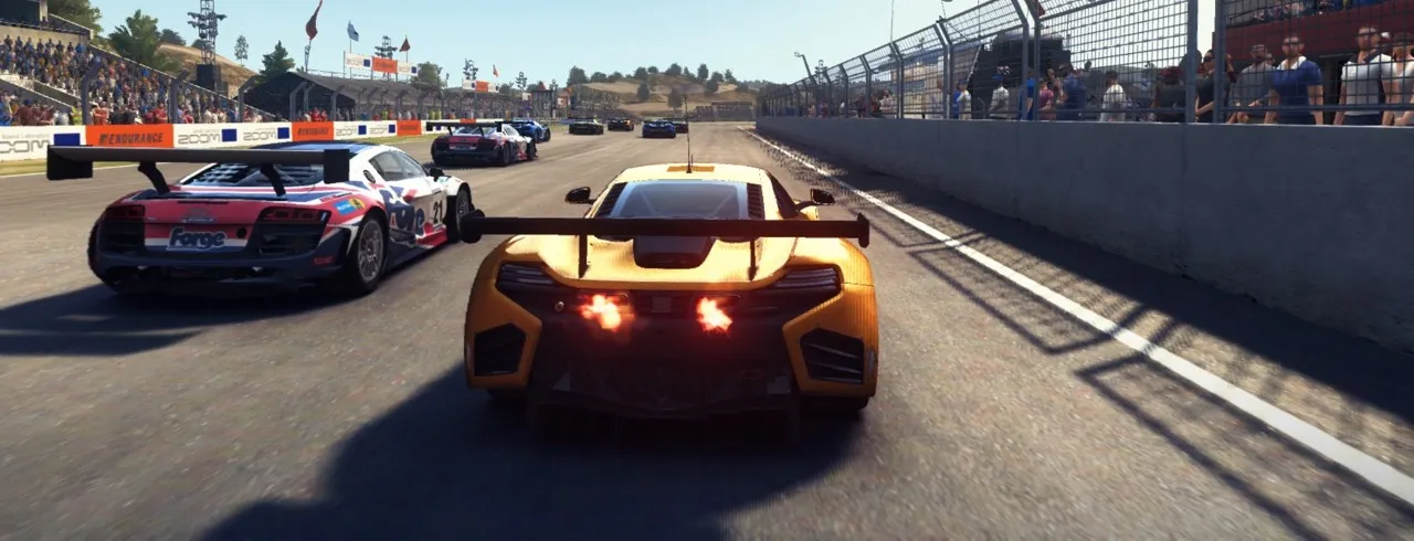 GRID Autosportで複数の車がサーキットを走る場面